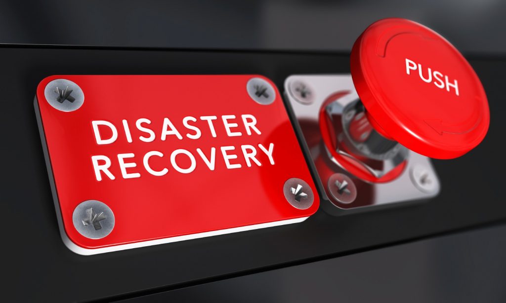 botão vermelho de emergência em painel todo preto, com os dizeres, disaster recovery - Recuperação de Desastres -  push
